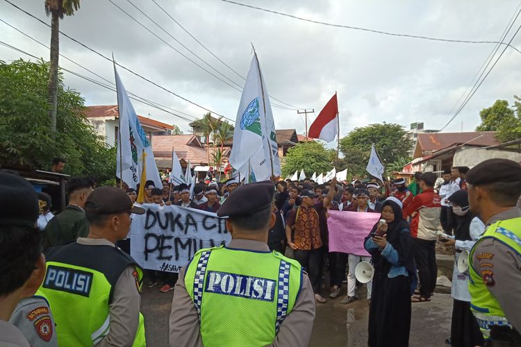 Ratusan mahasiswa dari KAMMI Sumbar demo ke kantor KPU Sumbar, Rabu (22/5/2019)
