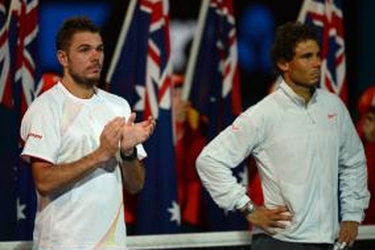 Petenis Swiss, Stanislas Wawrinka (kiri) dan petenis Spanyol, Rafael Nadal, berdiri menunggu prosesi pemberian trofi setelah final Australian Open di Rod Laver Arena, Melbourne Park, Minggu (26/01/2014). Wawrinka juara setelah memenangi pertandingan dengan 6-3, 6-2, 3-6, 6-3.