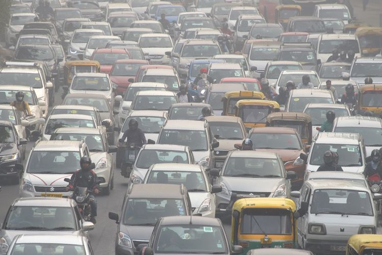 Situasi lalu lintas di salah satu ruas jalan di New Delhi, India, yang padat dan berpolusi tinggi.