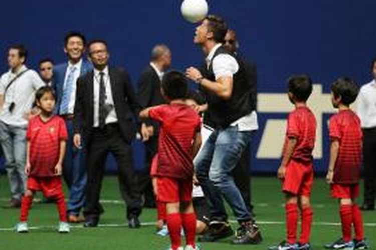 Gelandang Real Madrid Cristiano Ronaldo memberi pelatihan sepak bola kepada anak-anak Jepang, di Nagoya, pada 23 Juli 2014.