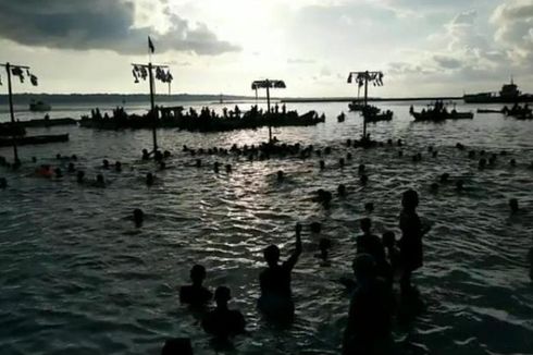 Seru! Anak-anak Wakatobi Berenang dan Panjat Pinang di Laut 