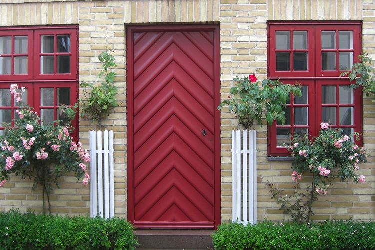 Ilustrasi pintu rumah berwarna merah. 