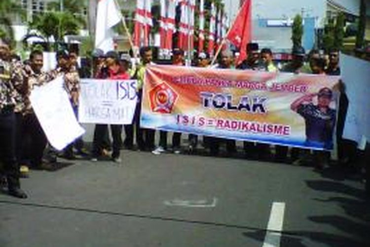 Sejumlah elemen organisasi kemasyarakatan (ormas) di Kabupaten Jember, Jawa Timur, berunjuk rasa menolak munculnya gerakan ISIS, Senin (11/8/2014).