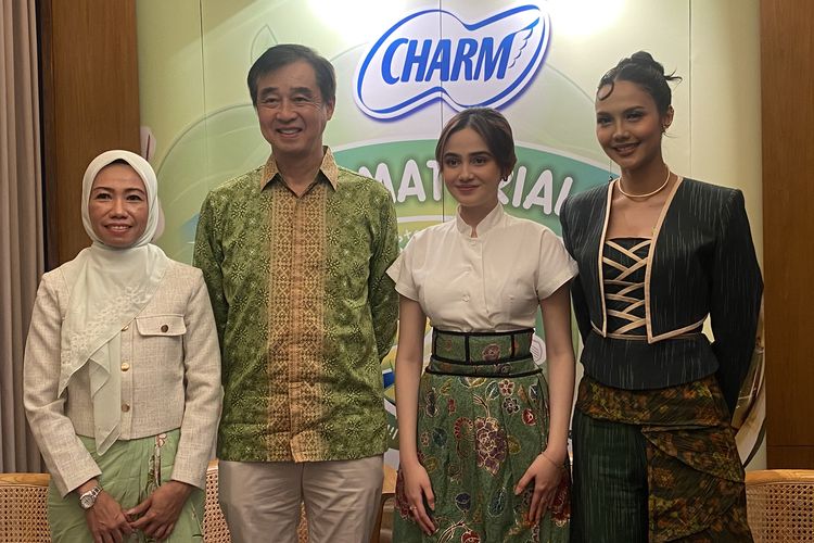 Heni Indrayati, Takumi Terakawa, Syifa Hadju, dan Veronika Krasnasari pada Press Conference Peluncuran CHARM Daun Sirih Bio Materials Organic Cotton Type di Seribu Rasa Gatot Subroto, Jakarta Selatan, Rabu (4/6/2025).