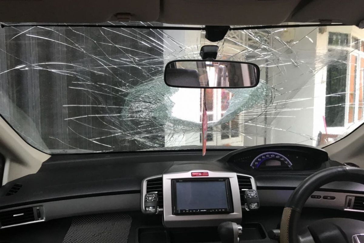 Ilustrasi: Kaca mobil yang pecah akibat lemparan batu di ruas Tol Jakarta-Merak, Rabu (27/6/2018). (Dokumen Polres Serang) 