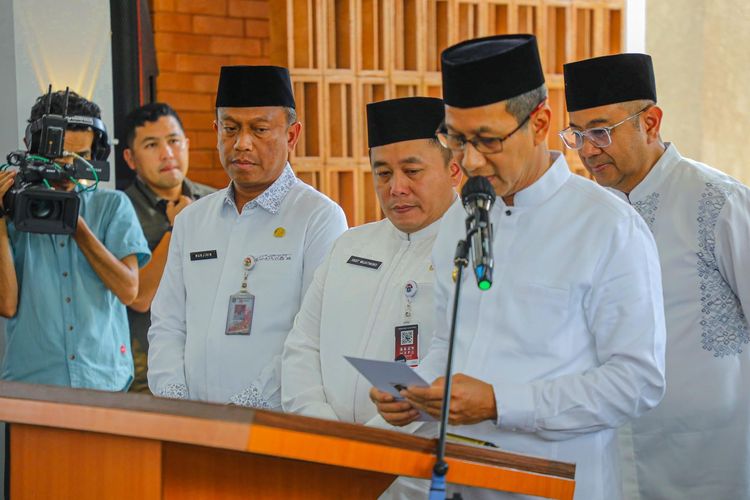 Penjabat (Pj) Gubernur Heru Budi Hartono dalam peresmian Masjid Ar-Raudhah di kawasan Pusat Pemasaran Bibit Ragunan yang merupakan lahan milik Dinas Ketahanan Pangan, Kelautan, dan Perikanan (KPKP) Daerah Khusus Jakarta (DKK) beberapa waktu lalu. 