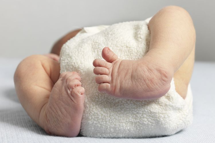 Kekurangan asam folat selama kehamilan meningkatkan dua risiko cacat lahir pada saraf bayi, yaitu spina bifida dan anensefali (anencephaly).