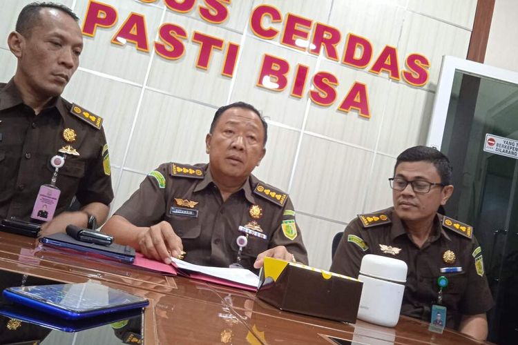 Aspidsus Kejati Lampung Hutamrin memaparkan dugaan korupsi tunjangan kinerja pegawai Kejaksaan Negeri Bandar Lampung senilai Rp 1,8 miliar.