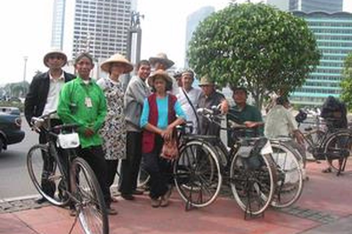 Anggota Komunitas Onthel Batavia (Koba) berpose dengan sepeda kesayangan mereka di depan Bundaran HI, Minggu (5/10)