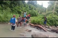 Perjuangan Nurmi, Ditandu Warga Lewati Jalan Rusak untuk Melahirkan di Puskesmas