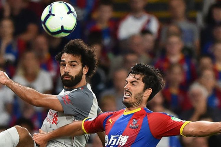 Mohamed Salah berduel dengan James Tomkins saat laga Crystal Palace Vs Liverpool di Selhurst Park, Senin (20/8/2018)
