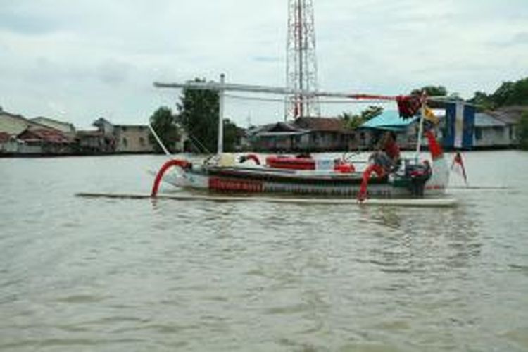 Perahu jukung Efendi Soleman saat  memasuki  pelabuhan nelayan Tanjung Batu Pemangkat, Kabupaten Sambas, Kalimantan Barat (6/9/2013)