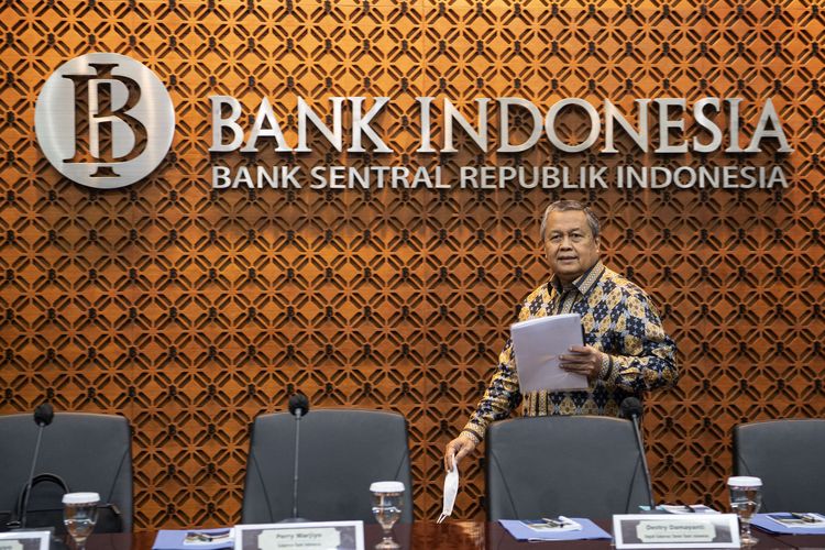Gubernur Bank Indonesia (BI) Perry Warjiyo berjalan saat akan menyampaikan keterangan pers di Kantor Pusat BI, Jakarta, Kamis (19/1/2023). 