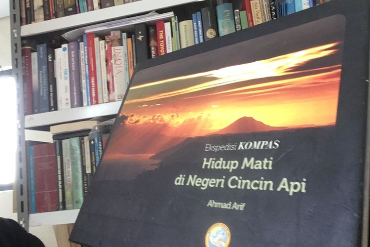 Sampul buku Hidup Mati di Negeri Cincin Api karya Ahmad Arif, terbitan Penerbit Buku Kompas pada 2013. Gambar diambil pada 2 November 2020.