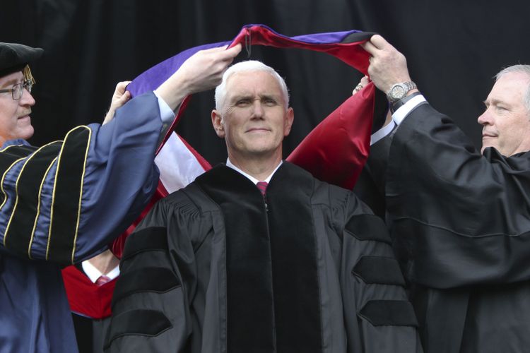 Wakil Presiden AS Michael Pence menerima gelar kehormatan pada saat dimulainya upacara di Grove City College, Sabtu, 20 Mei 2017.