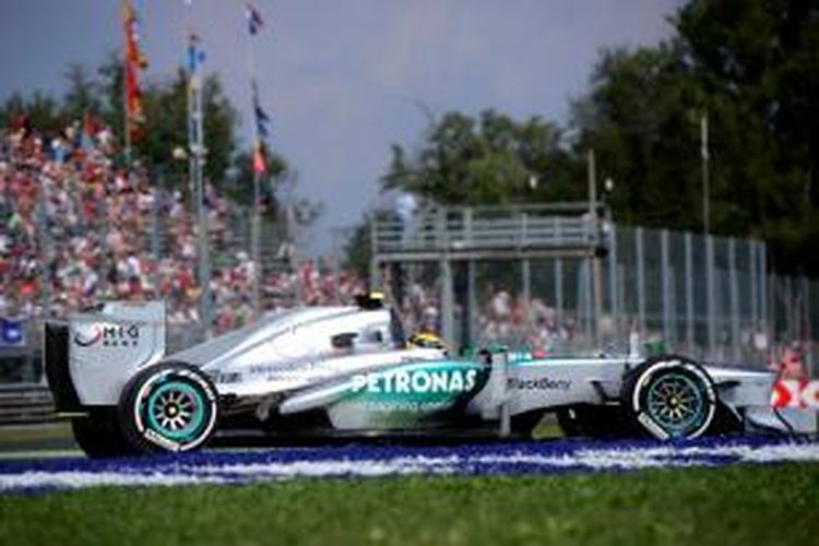 Pebalap Mercedes asal Inggris, Lewis Hamilton,  membalap di Sirkuit Monza, pada sesi latihan tiga GP Italia, Sabtu (7/9/2013).