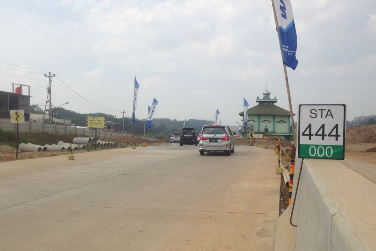 Masjid Jami Baitul Mustaghfirin di tengah jalan tol Batang-Semarang, Selasa (12/6/2018).