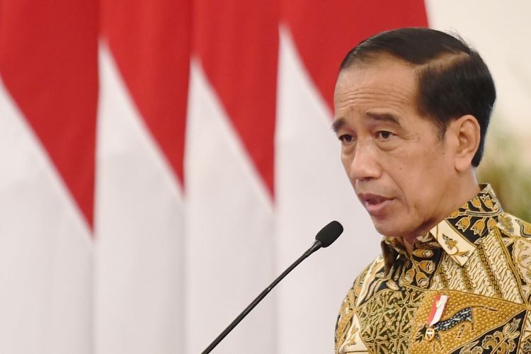 Presiden Joko Widodo memberikan arahan saat memimpin rapat terbatas (Ratas) di Istana Negara, Jakarta, Senin (29/11/2021). Ratas tersebut membahas evaluasi Pemberlakuan Pembatasan Kegiatan Masyarakat (PPKM) serta membahas varian baru COVID-19 Omicron dan kesiapan jelang libur Natal dan Tahun Baru. ANTARA FOTO/Hafidz Mubarak A/rwa.