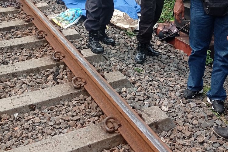 Seorang wanita bernama Siska Octa A (27) asal Kepanjen, Kabupaten Malang tertabrak kereta api (KA) Jayabaya di perlintasan kereta api di kawasan Jalan Karya Timur, Kecamatan Blimbing, Kota Malang pada Jumat (20/5/2022). 