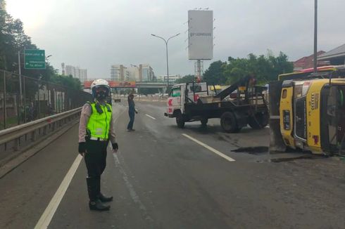 Truk Terguling di Tol Jakarta-Tangerang, Diduga akibat Sopir Hilang Kendali