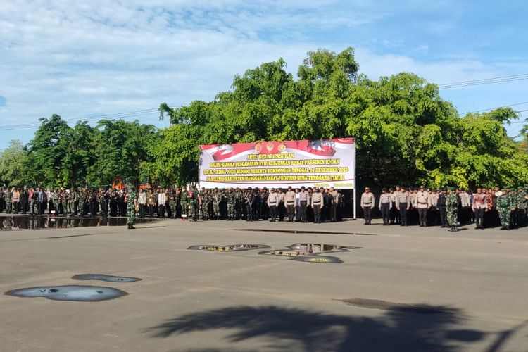 Apel gelar pasukan persiapan pengamanan kunjungan Presiden Jokowi di Labuan Bajo, di halaman Kantor Bupati Manggarai Barat, NTT, Senin siang.