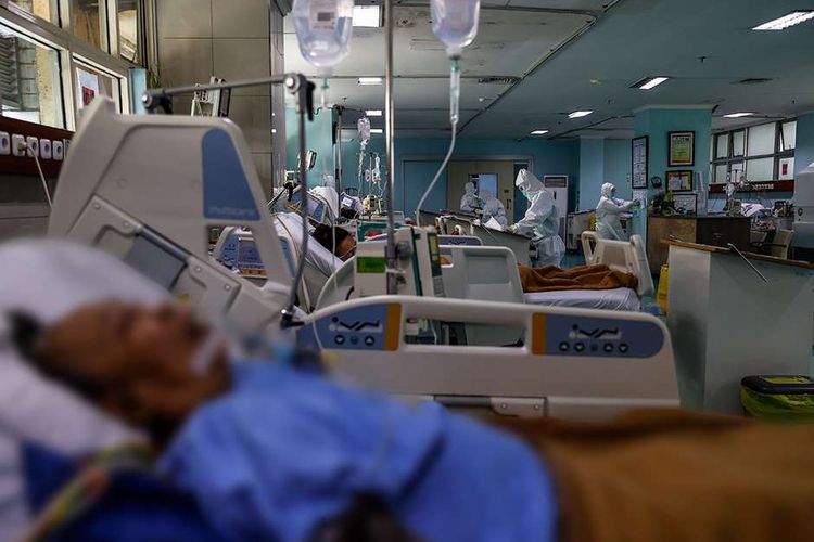 Tenaga kesehatan melakukan perawatan terhadap pasien Covid-19 diruang ICU di RSUD Koja, Jakarta Utara, Selasa (29/6/2021). Rumah Sakit Umum Daerah (RSUD) Koja menjadi rumah sakit (RS) khusus untuk pasien virus corona (Covid-19) sesuai surat edaran Kementerian Kesehatan (Kemkes).