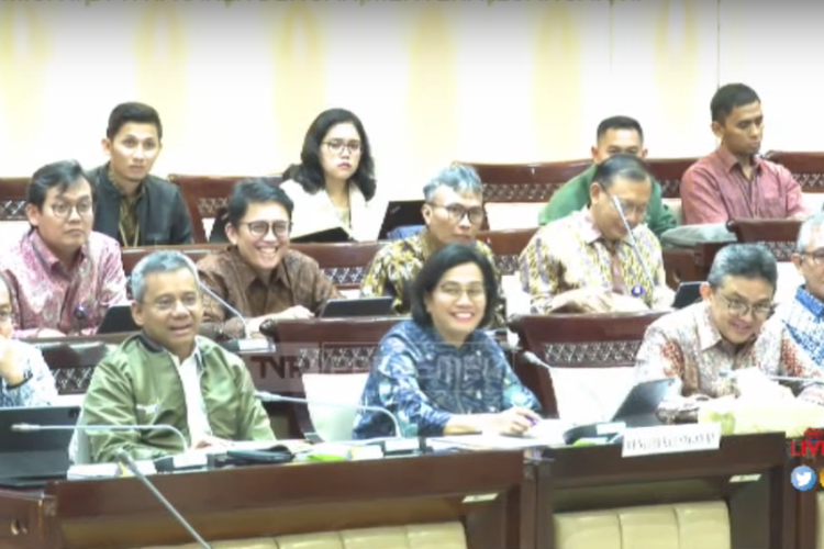 Menteri Keuangan Sri Mulyani tersenyum saat anggota Komisi XI DPR menyinggung Bupati Meranti dalam rapat kerja di Gedung DPR, Jakarta, Selasa (11/4/2023).