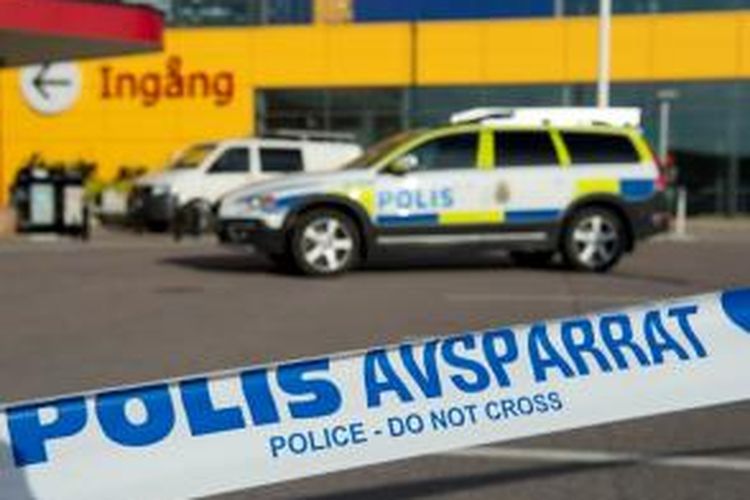 Garis polisi dibentangkan di depan toko Ikea di kota Vasteras, Swedia, Senin (10/8/2015), setelah terjadi insiden penikaman yang menewaskan dua orang pengunjung.