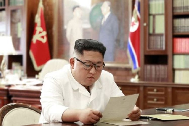 Pemimpin Korea Utara (Korut) Kim Jong Un ketika membaca sepucuk surat.