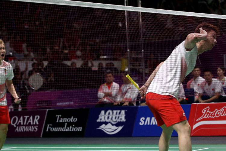 Pemain ganda putra  Indonesia, Marcus Fernaldi Gideon - Kevin Sanjaya Sukamuljo berselebrasi setelah menang melawan pemain ganda putra China, Li Junhui - Liu Yuchen pada pertandingan final beregu putra Asian Games 2018 di Istora Senayan, Jakarta, Rabu (22/8/2018). Indonesia harus puas meraih perak di nomor beregu putra. KOMPAS.com/KRISTIANTO PURNOMO