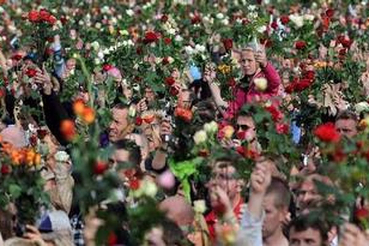 Lebih dari 150.000 orang berkumpul di Oslo untuk ambil bagian dalam "pawai mawar" sebagai tanda kabung bagi 76 orang yang tewas pada serangan kembar oleh Anders Breivik, Jumat lalu.