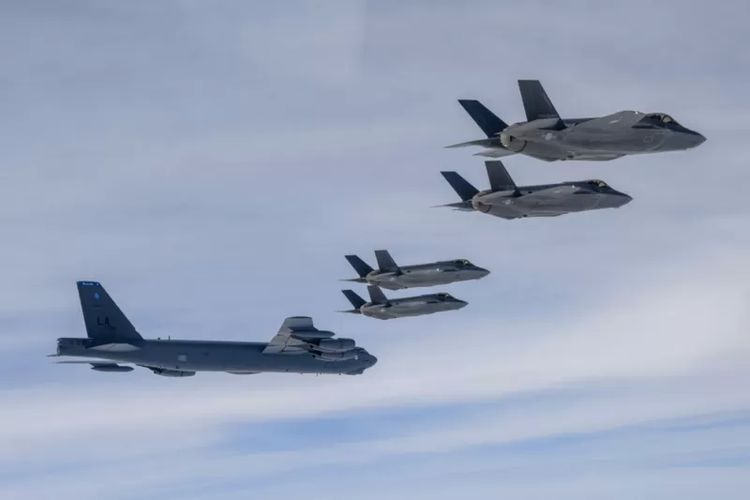 Korea Selatan dan Amerika Serikat mengadakan latihan udara bersama pada April, yang melibatkan setidaknya satu pembom strategis B-52H.