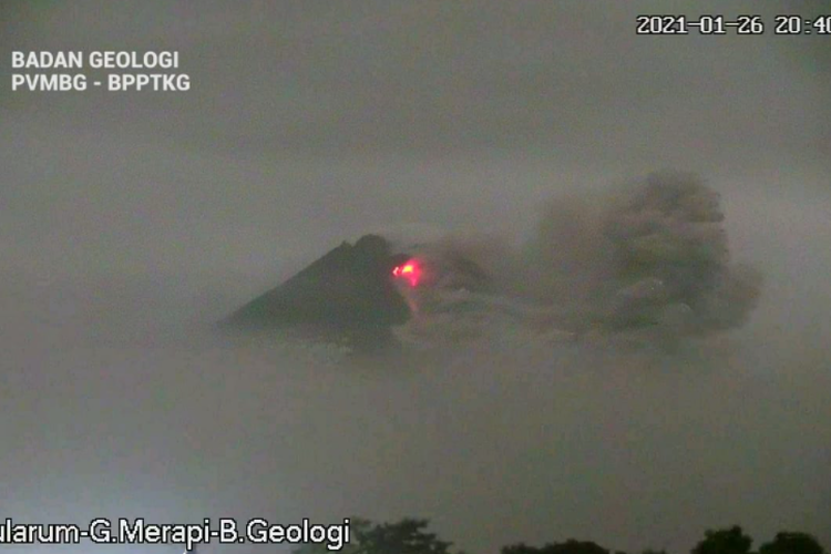 Tangkapan layar aktivitas Gunung Merapi yang mengeluarkan awan panas pada Selasa, (26/1/2021).