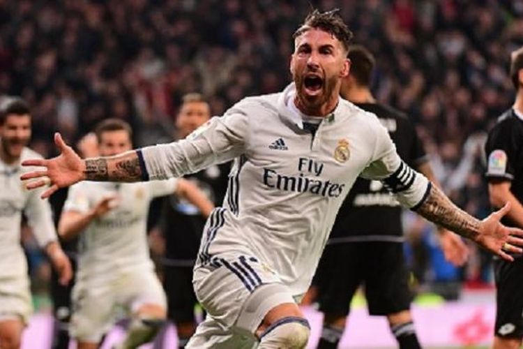 Kapten Real Madrid, Sergio Ramos, merayakan gol kemenangan timnya atas Deportivo La Coruna pada pertandingan La Liga di Santiago Bernabeu, Sabtu (10/12/2016). 