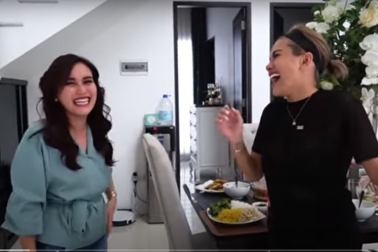 Nikita Mirzani dan Ayu Ting Ting dalam sebuah konten YouTube.