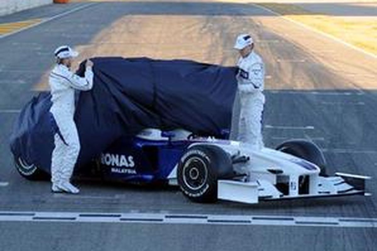 Robert Kubica (kanan) dan Nick Heidfeld membuka selubung F1.09
