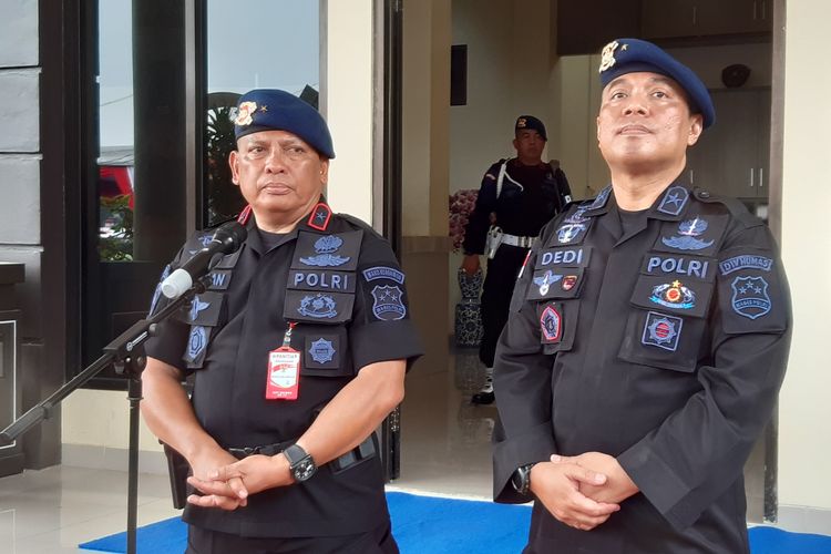 Wakil Komandan Korps (Wadankor) Brimob, Brigjen Pol Abdul Rakhman Baso (kiri) tengah memberikan keterangan dalam HUT ke-74 Korps Brimob di Mako Brimob, Depok, Jawa Barat, Kamis (14/11/2019).