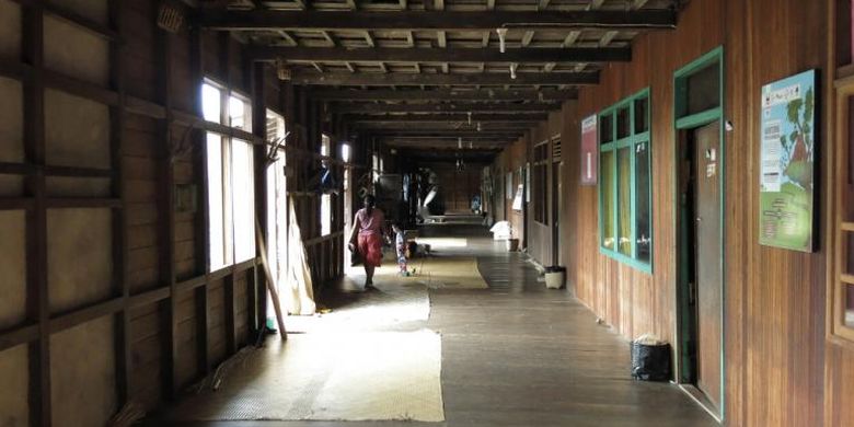 Suasana di dalam Rumah Betang, rumah adat masyarakat Dayak Iban di Dusun Meliau, Kalimantan Barat.