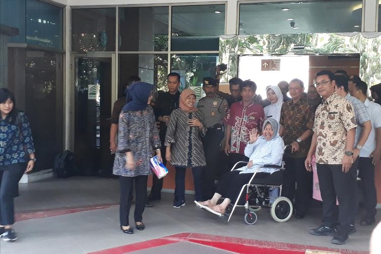 Wali Kota Surabaya Tri Rismaharini menebarkan senyum dan melambaikan tangan kepada wartawan, Rabu (3/7/2019). Kondisi Risma sudah membaik dan diperbolehkan pulang.