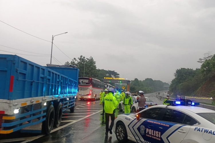 KNKT ungkap penyebab sering kecelakaan di Tol Cipularang. Pasca terjadinya kecelakaan beruntun di Ruas Tol Cipularang KM 92 arah Jakarta pada Senin (11/11/2024), pihak Kepolisian melanjutkan olah tempat kejadian perkara (TKP) pada Selasa (12/11/2024) pagi.