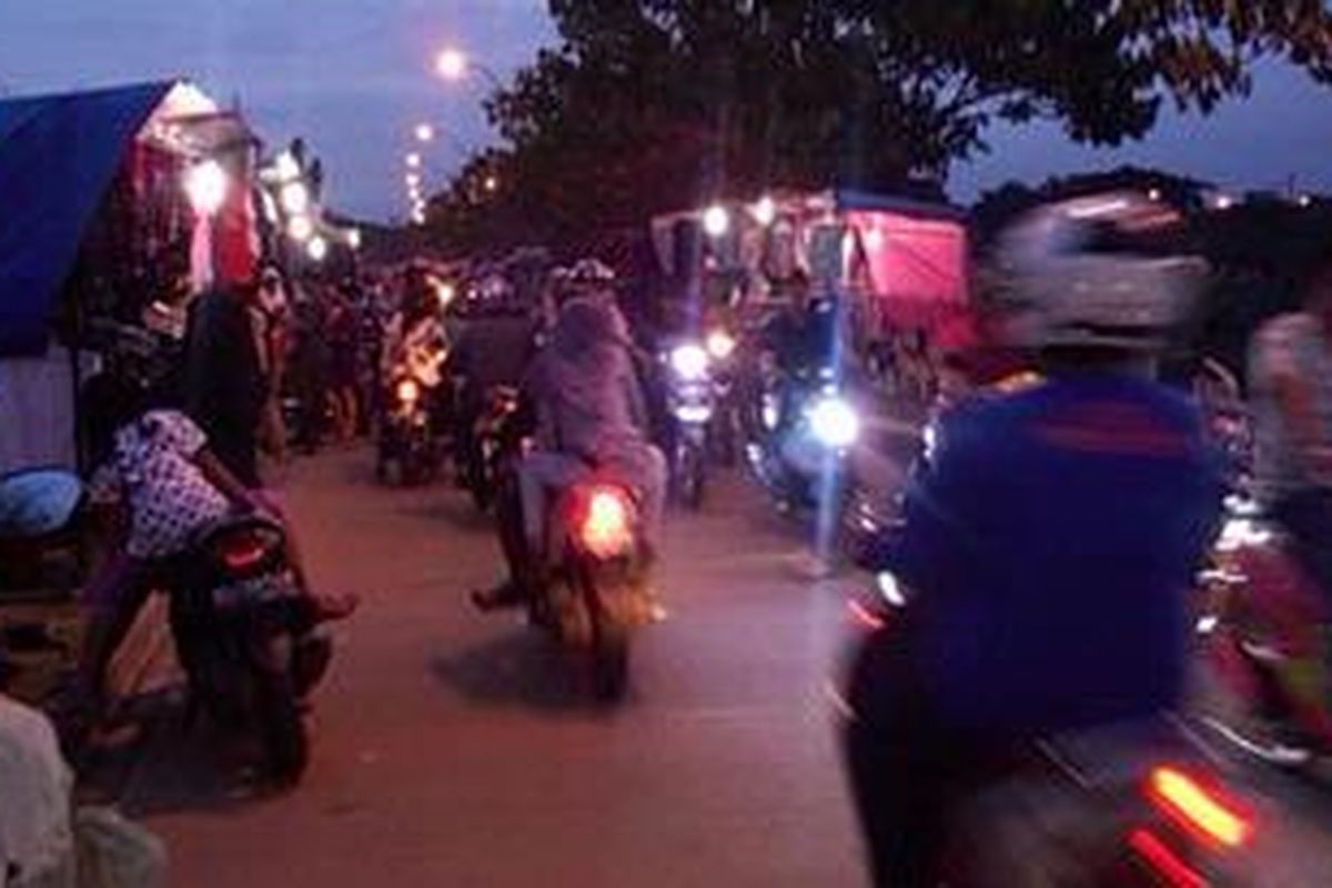 Suasana trase kering Kanal Banjir Timur jelang malam pergantian tahun 2012 ke 2013.