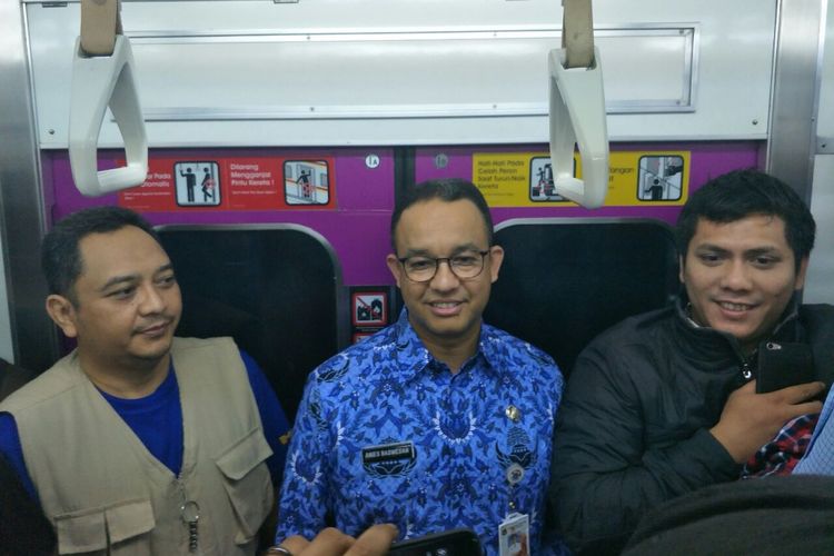 Gubernur DKI Jakarta Anies Baswedan di dalam kereta menuju Stasiun Tanah Abang, Jumat (22/12/2017). 