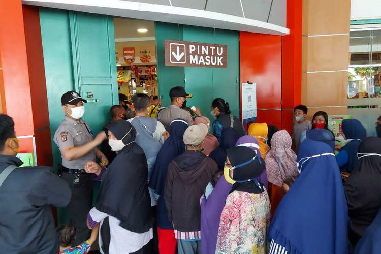 Warga Tasikmalaya sampai antre panjang untuk membeli minyak goreng harga pemerintah Rp 14.000 per liter di swalayan dan mal Kota Tasikmalaya, Senin (21/2/2022). Warga memilih membeli minyak goreng ke pasar modern karena harga minyak goreng di pasar tradisional masih mahal sampai Rp 19.000 per liternya.