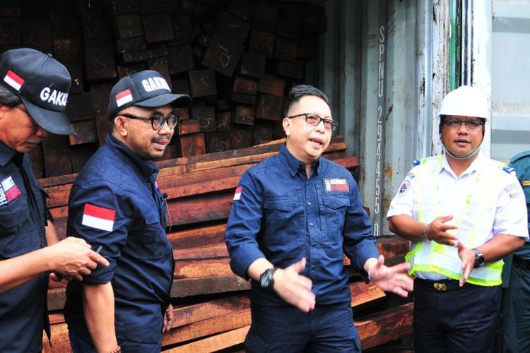 34 kontainer kayu Merbau diamankan di Depo PT SPIL di Surabaya, Jumat (7/12/2018)