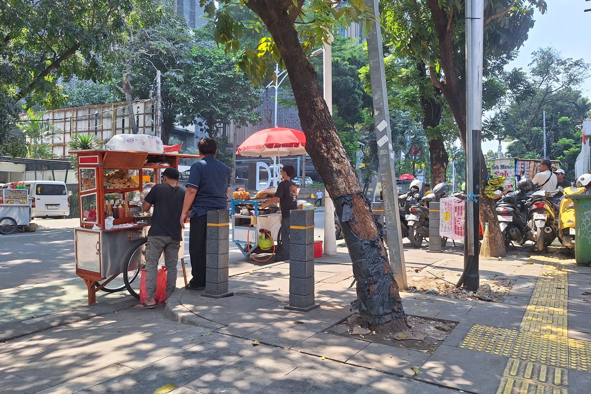 Belum Ada 30 Menit Usai Dirazia Dishub, Bahu Jalan Senopati Kembali Dipenuhi Motor dan Pedagang