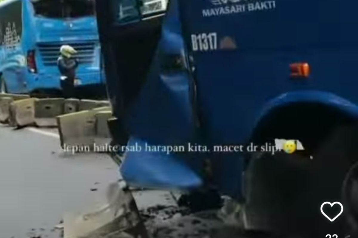 Kecelakaan beruntun melibatkan bus Transjakarta, Transjabodetabek, dan satu mobil di Jalan Letjen S Parman, Grogol Petamburan, Jakarta Barat, Minggu (17/4/2022).