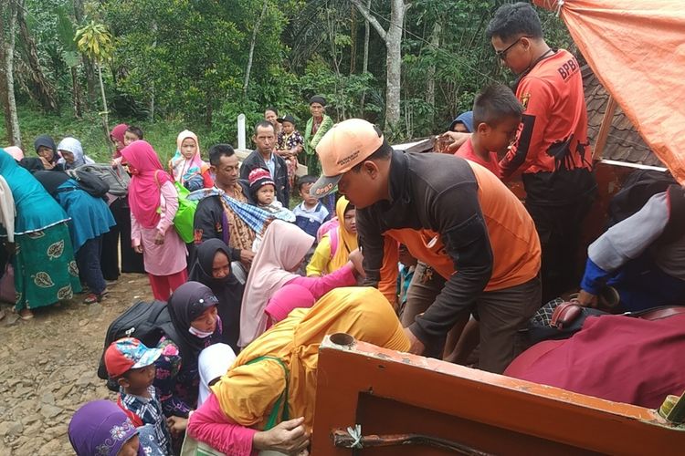 Sejumlah pengungsi bencana tanah bergerak menaiki mobil BPBD di Dusun Suradita, Desa Ciengang, Kecamatan Gegerbitung, yang berada di kaki Gunung Baros Sukabumi, Jawa Barat, Minggu (17/1/2021).