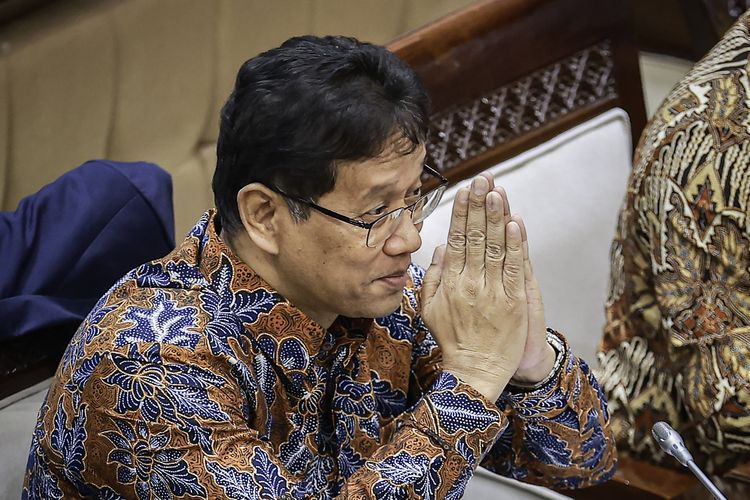 Menteri Keuangan Purbaya Yudhi Sadewa memberi salam saat mengikuti rapat kerja dengan Komisi XI DPR di Kompleks Parlemen, Senayan, Jakarta, Rabu (10/9/2025). Rapat tersebut beragendakan membahas pengantar Rencana Kerja Anggaran (RKA) Kementerian Keuangan tahun 2026 sebesar Rp52,16 triliun. ANTARA FOTO/Dhemas Reviyanto/YU