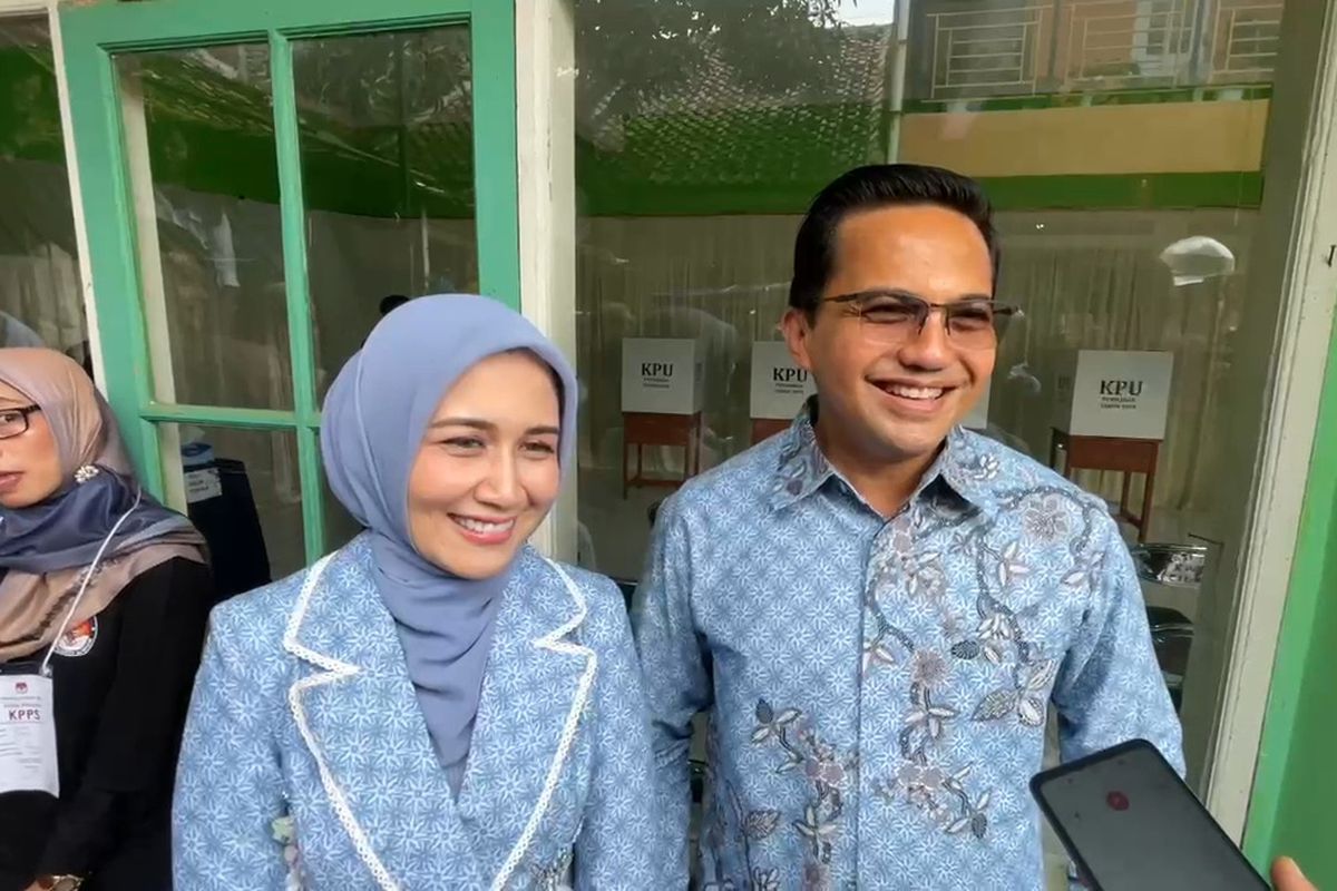 Calon Bupati Nomor urut 1Sahrul Gunawan dan Keluarga saat menggunakan hak pilihnya di TPS 14 Kampung Ciloa, Desa Pamekaran, Kecamatan Soreang, Kabupaten Bandung, Jawa Barat, Rabu (27/11/2024)