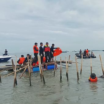 Para personil KKP melakukan proses pembongkaran pagar laut di perairan Tanjung Pasir, Kabupaten Tangerang, Banten dengan cara menarik pagar dengan menggunakan tugboat pada Rabu (22/1/2024). Pembongkaran pagar laut itu dipantau langsung oleh sejumlah pejabat, antara lain Menteri KKP Sakti Wahyu Trenggono, KSAL Laksamana Muhammad Ali dan Ketua Komisi IV DPR RI Titiek Soeharto.